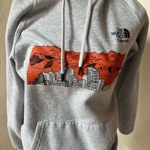 The North Face Light Gray Women's Pullover Hoodie with Black Tag Detail